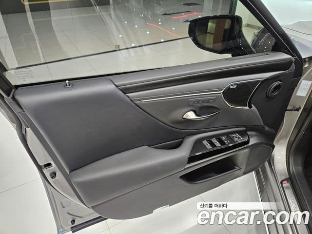 Lexus ES300h 2025 — Photo 7/15