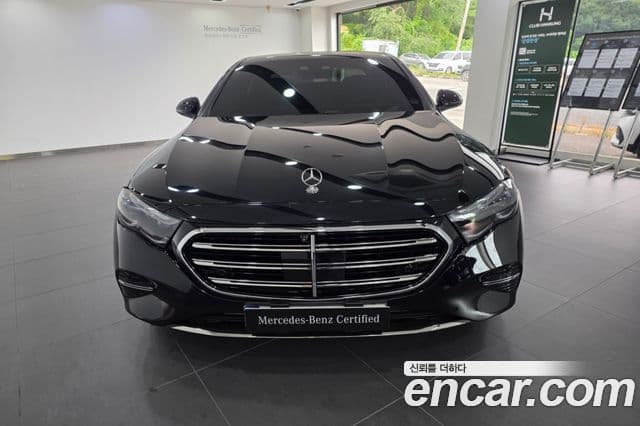 Mercedes-Benz E-Class 2025 — Photo 1/20