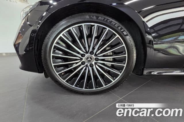Mercedes-Benz E-Class 2025 — Photo 12/20