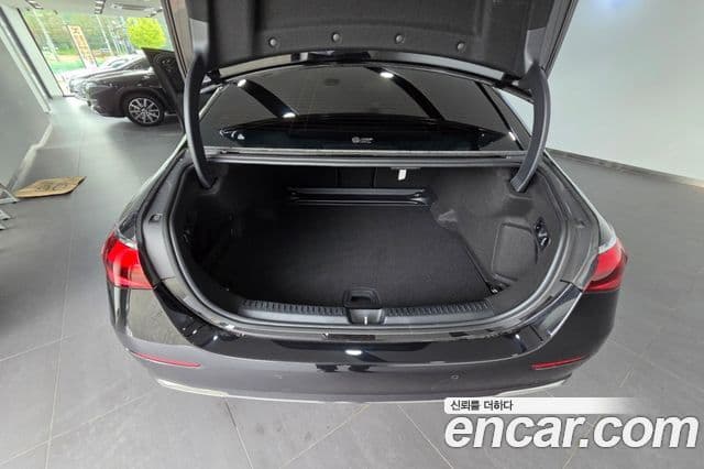 Mercedes-Benz E-Class 2025 — Photo 2/20