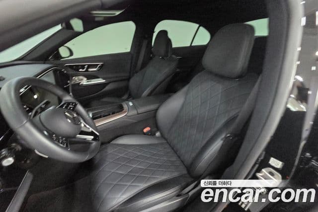 Mercedes-Benz E-Class 2025 — Photo 8/20