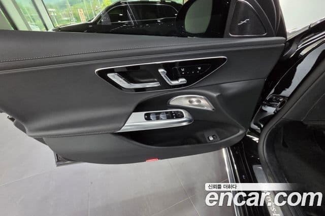 Mercedes-Benz E-Class 2025 — Photo 9/20