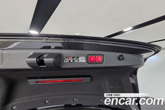 Mercedes-Benz E-Class 2025 — Photo 6/20