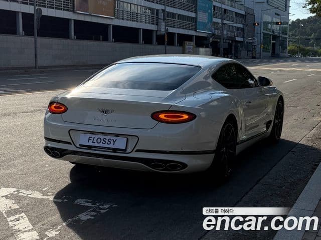 Bentley Continental GT 2021 — Photo 10/20