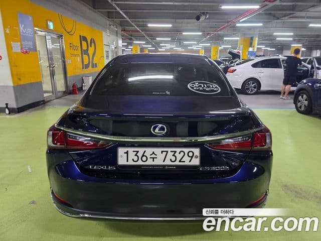 Lexus ES300h 2021 — ფოტო 2/20