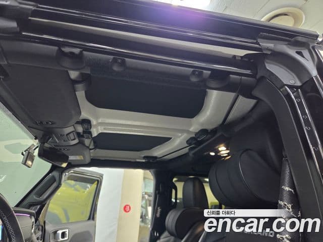 Jeep Wrangler 2021 — ფოტო 8/20