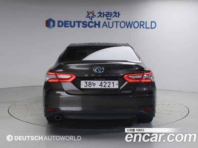 Toyota Camry 2018 — Şəkil 18/20
