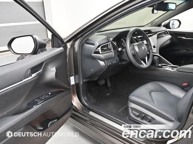 Toyota Camry 2018 — Şəkil 10/20