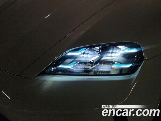Porsche Taycan 2025 — ფოტო 10/19