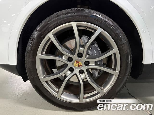 Porsche Cayenne 2019 — ფოტო 8/20