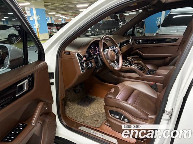 Porsche Cayenne 2019 — ფოტო 16/20