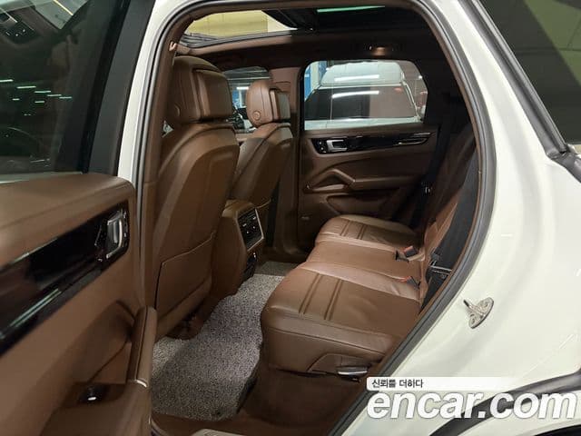 Porsche Cayenne 2019 — ფოტო 11/20