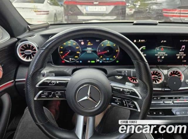 Mercedes-Benz E-Class 2022 — Photo 11/16