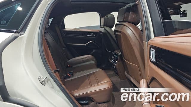 Porsche Cayenne 2023 — Photo 20/37