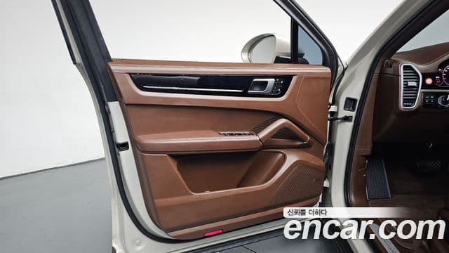 Porsche Cayenne 2023 — Photo 36/37