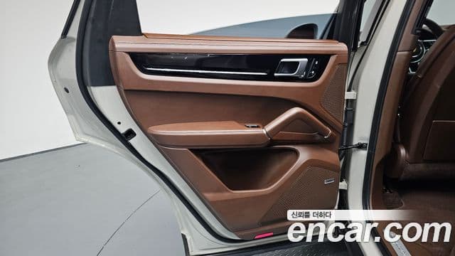 Porsche Cayenne 2023 — Photo 14/37