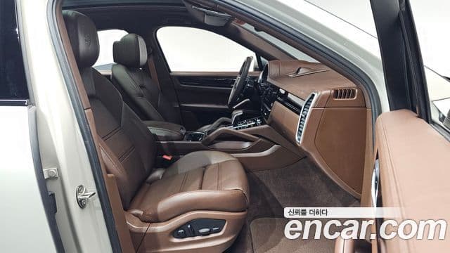 Porsche Cayenne 2023 — Photo 31/37