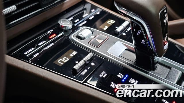 Porsche Cayenne 2023 — Photo 16/37