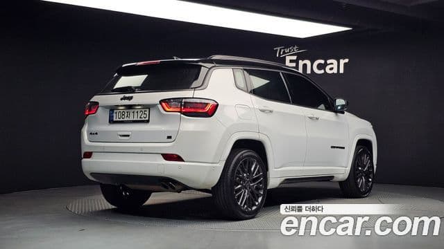 Jeep Compass 2022 — ფოტო 8/20