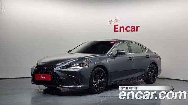 Lexus ES300h 2021 — Photo 15/35