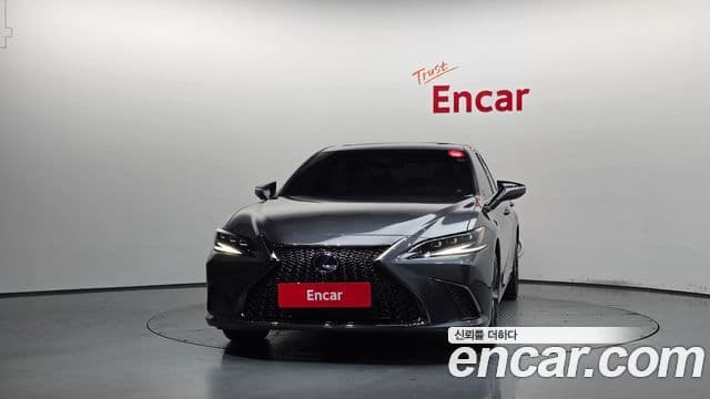 Lexus ES300h 2021 — Photo 8/35