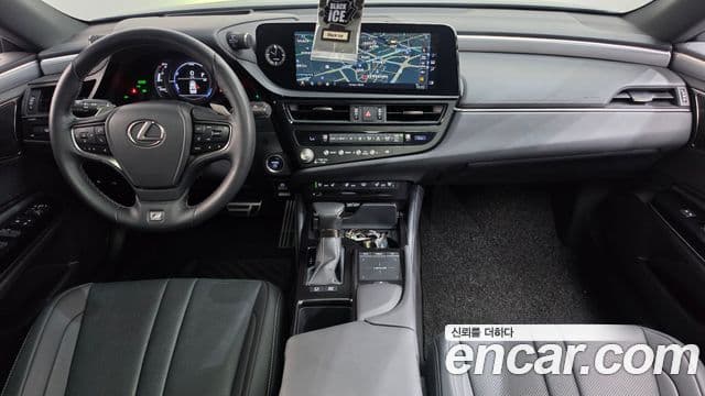 Lexus ES300h 2021 — Photo 16/35