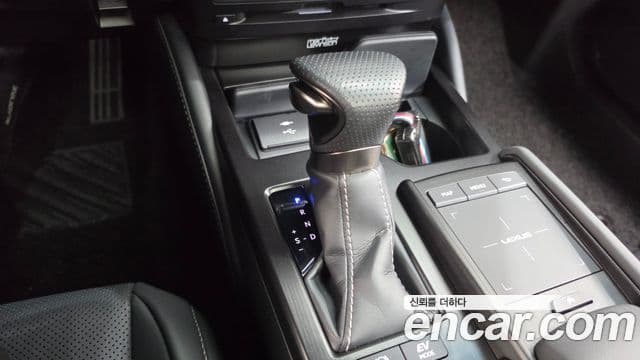 Lexus ES300h 2021 — Photo 20/35