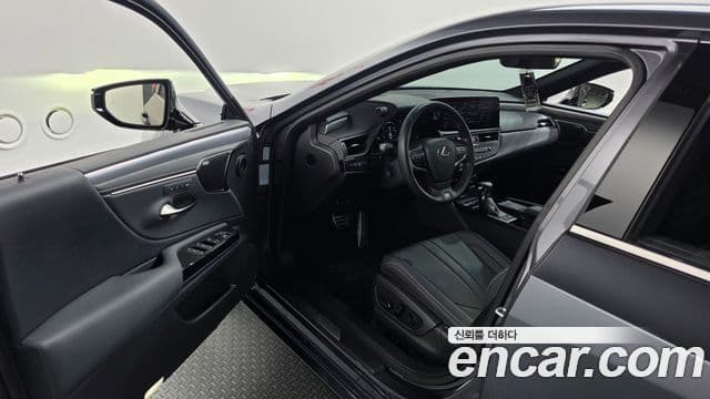 Lexus ES300h 2021 — Photo 33/35