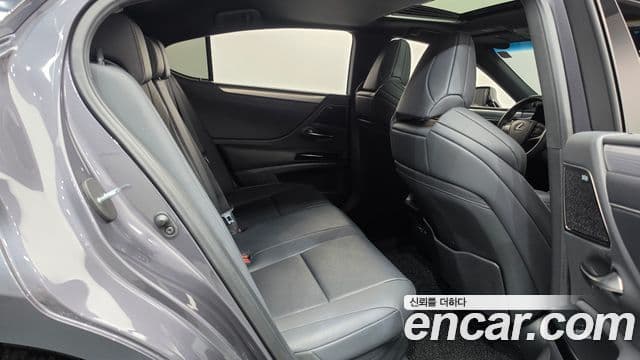 Lexus ES300h 2021 — Photo 29/35