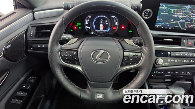 Lexus ES300h 2021 — Photo 24/35