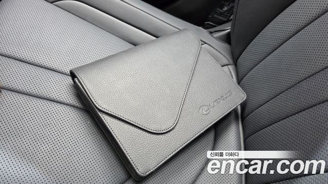 Lexus ES300h 2021 — Photo 21/35