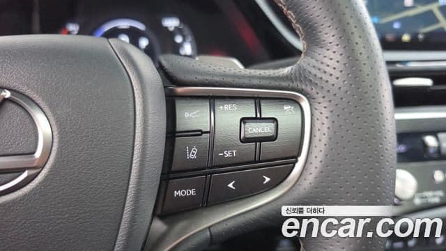 Lexus ES300h 2021 — Photo 12/35
