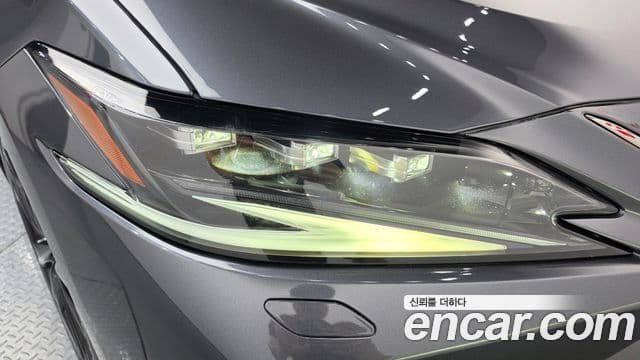 Lexus ES300h 2021 — Photo 32/35