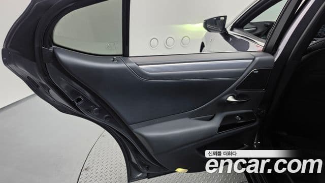 Lexus ES300h 2021 — Photo 3/35