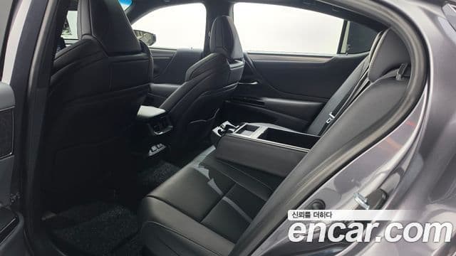 Lexus ES300h 2021 — Photo 18/35