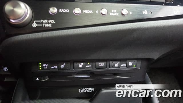 Lexus ES300h 2021 — Photo 10/35