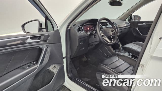 Volkswagen Tiguan 2022 — Şəkil 27/32