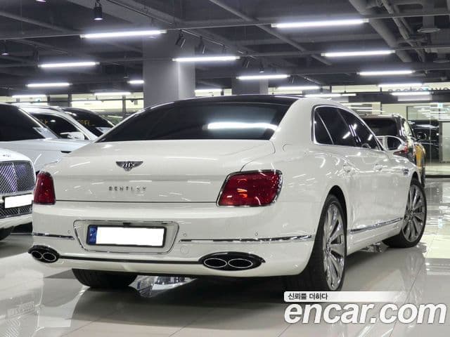 Bentley Flying Spur 2021 — ფოტო 14/18