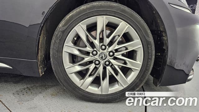 Lexus LS500 2018 — Şəkil 28/30