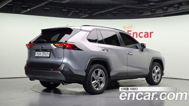 Toyota RAV4 2019 — Фото 2/20