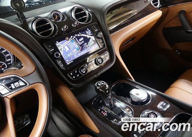 Bentley Bentayga 2018 — ფოტო 15/20