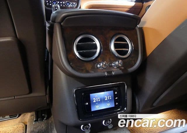 Bentley Bentayga 2018 — ფოტო 18/20