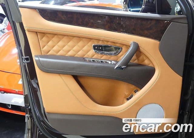 Bentley Bentayga 2018 — ფოტო 16/20
