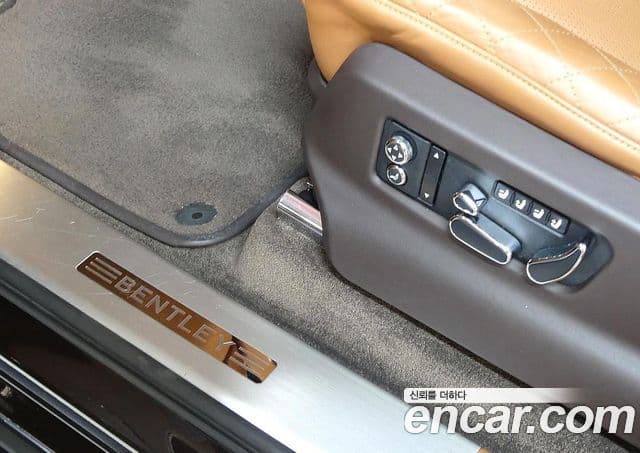 Bentley Bentayga 2018 — ფოტო 7/20
