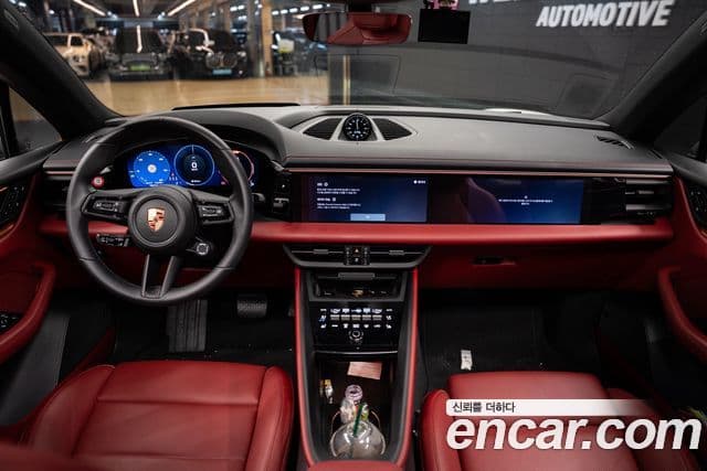 Porsche Macan EV 2025 — Photo 1/11