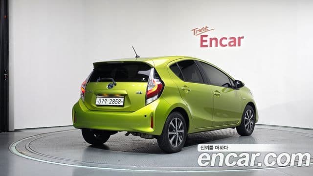 Toyota Prius C 2018 — Şəkil 25/30
