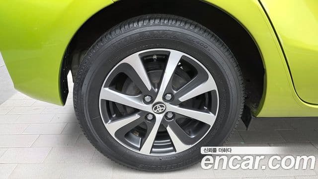 Toyota Prius C 2018 — Şəkil 28/30