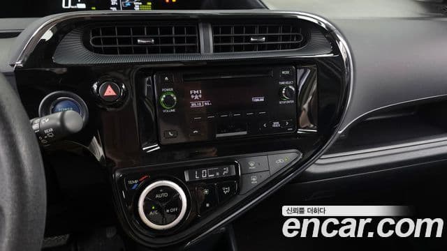 Toyota Prius C 2018 — Şəkil 10/30