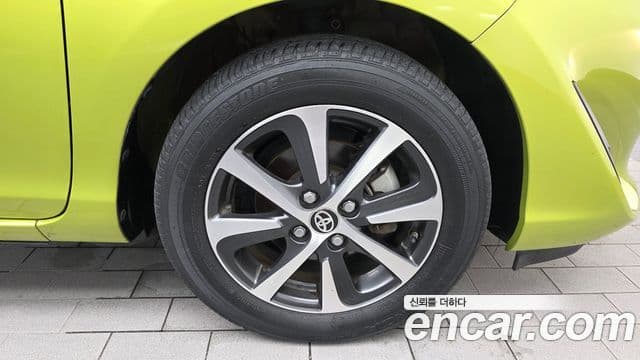 Toyota Prius C 2018 — Şəkil 23/30