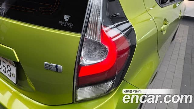 Toyota Prius C 2018 — Şəkil 2/30